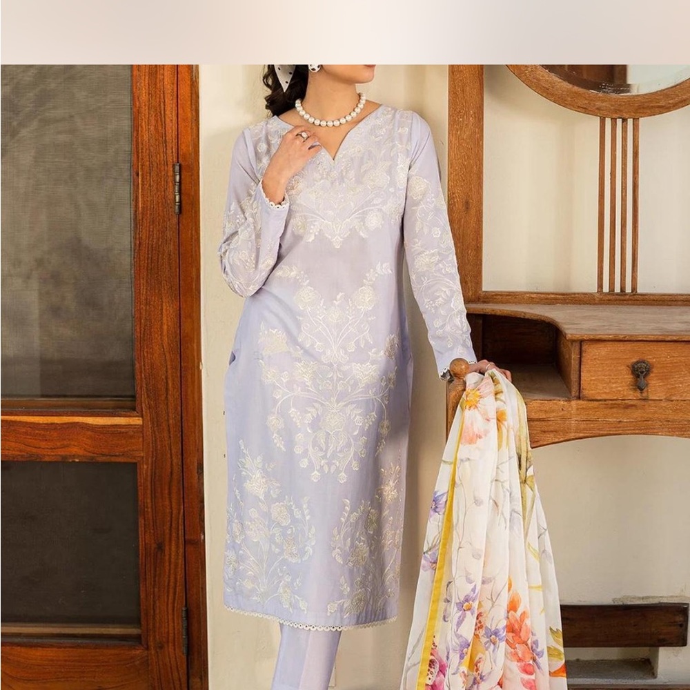 Elegant White Kurta with Floral Dupatta and pants - Picture 4 of 4